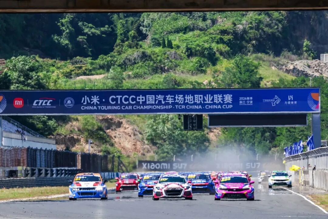 力盛赛事丨裹着“棉被”开赛车？CTCC车手的高温生存法则