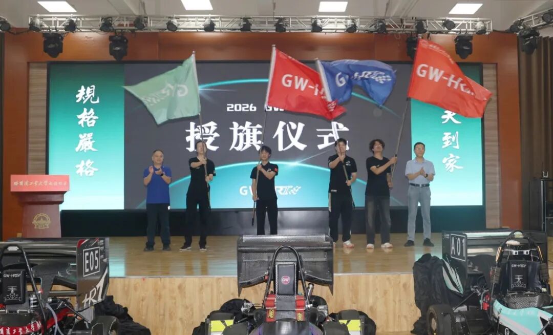 王彦岩、王颖超为车队授旗